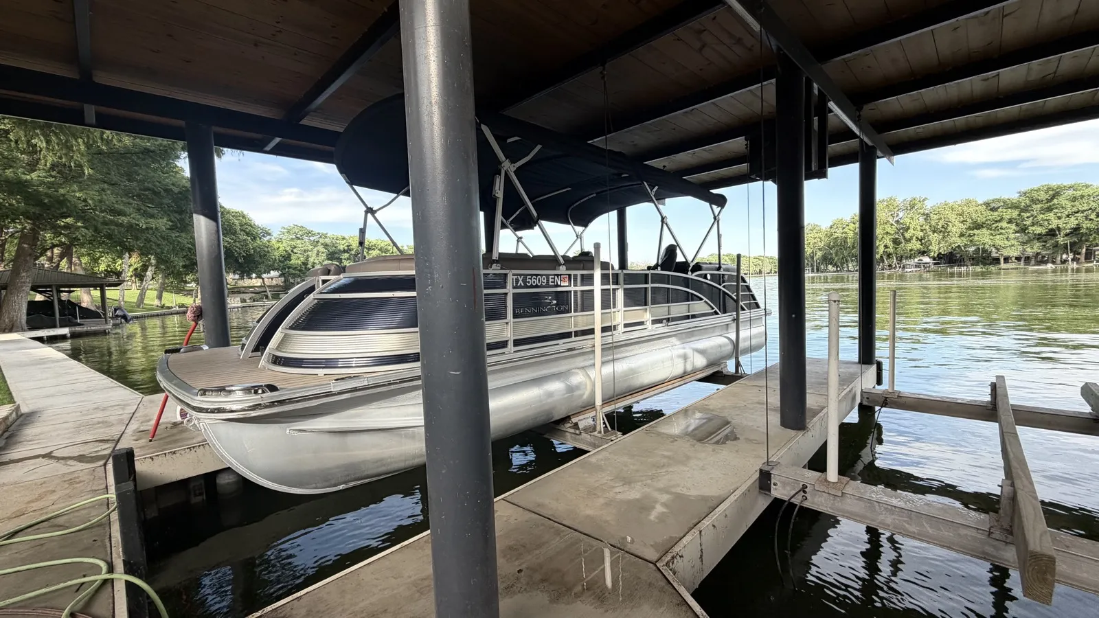 Mobile Boat Detailing: Dock, Marina, or Driveway Service?